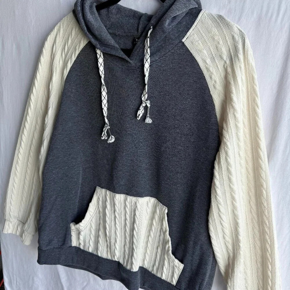 Cozy Two-Tone Knit Hoodie With Cable-Knit Sleeves And Pocket Detail - Picture 2 of 7